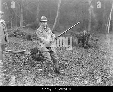 Le tournage du colonel Grant Morden est à Heatherden Hall , Iver Heath , Buckinghamshire . Un des pistolets . 18 décembre 1922 Banque D'Images