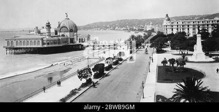 Nice frappé par un ouragan . Soixante-dix personnes ont été grièvement blessées par un ouragan , accompagné de pluies torrentielles , qui a frappé Nice dans le sud de la France . Vue générale de Nice montrant la Promenade des Anglais et le Palais de la jetée . 2 décembre 1924 Banque D'Images