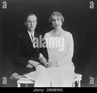 La Reine d'Espagne et son fils aîné . Une nouvelle photographie de la Reine Victoria Eugenia d'Espagne avec l'héritier apparent du trône espagnol , S.A.R. Prince des Asturies , Don Alfonso . 31 décembre 1924 Banque D'Images