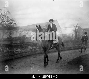 Rencontre de la Chase Whaddon à Creslow , Buckinghamshire . Lady Mary Hamilton Fitzmaurice . 14 novembre 1922 Banque D'Images