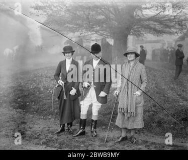 Rencontre de la Waddon Chase à Creslow . Le comte d'Orkney ( le MFH ) , la comtesse d'Orkney , et leur fille , Lady Mary C Hamilton Fitzmaurice . 14 novembre 1922 Banque D'Images