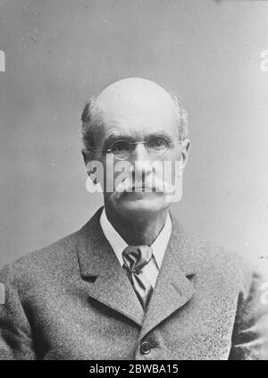 Don étrange du professeur Gilbert Murray . Le don étrange du professeur Gilbert Murray a fait l'objet d'un article de Mme J Sidgwick lors d'une réunion de la Société de recherche psychique à Steinway Hall . Le professeur Murray semble , a un certain pouvoir étrange de lire les pensées d'autres personnes sous certaines conditions . Lord Balfour a pris la parole à la réunion mais a avoué qu'il n'avait aucune explication de ce qui s'était passé . Professeur Gilbert Murray . 13 décembre 1924 Banque D'Images