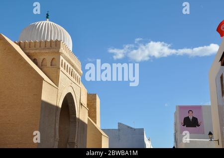 Grande mosquée de Kairouan (Sidi Oqba) avec une bannière de Zine El Abidine Ben Ali (Président de la Tunisie de 1987 à sa chute en 2011) en arrière-plan. Banque D'Images