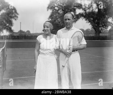 Lenglen et son partenaire à Wimbledon . Mlle Suzanne Lenglen et J Washer , partenaires du tournoi mixte de tennis de championnat du monde à Wimbledon . 24 juin 1923 Banque D'Images