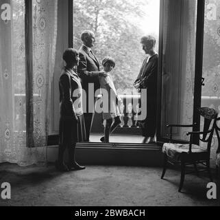 Sir C James Parr , C M G , Nouveau Haut-Commissaire pour la Nouvelle-Zélande , photographié à Londres avec Lady Parr et leurs deux filles . 7 juin 1926 Banque D'Images