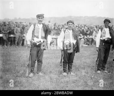 Le roi Alexandre plâche la princesse Marie de Roumanie à Belgrade . Certains des sujets pittoresques du roi Alexandre qui ont figuré au tournoi militaire . 10 juin 1922 Banque D'Images