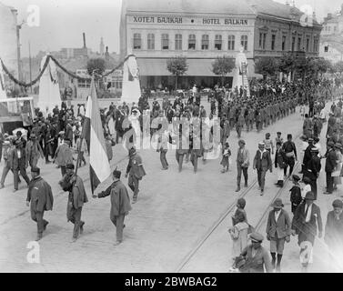 Le roi Alexandre plâche la princesse Marie de Roumanie à Belgrade . Cadets serbes en procession le 10 juin 1922 Banque D'Images