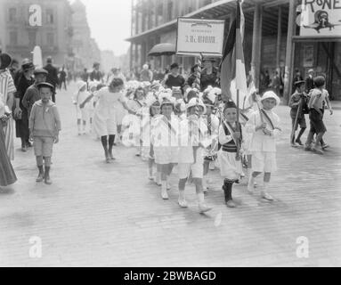 Le roi Alexandre plâche la princesse Marie de Roumanie à Belgrade . Les enfants serbes en costume indigène ont formé une petite procession par eux-mêmes. 10 juin 1922 Banque D'Images