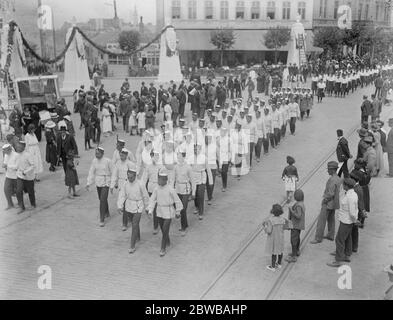 Le roi Alexandre plâche la princesse Marie de Roumanie à Belgrade . Des hommes des différents gymnases des villes de Serbie défilent à travers Belgrade dans le cadre des fêtes royales de mariage . 10 juin 1922 Banque D'Images