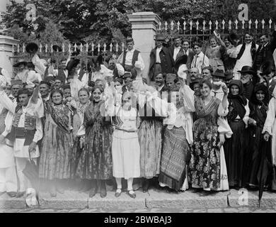 Le mariage royal serbe du roi Alexandra et de la princesse Marie de Roumanie . La foule serbe est la bienvenue à la mariée et à l'époux en voiture de la cathédrale . 10 juin 1922 Banque D'Images