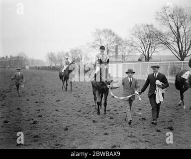 Sir Gallahad gagne le Lincolnshire handicap . Leader dans le vainqueur après la course , O'Neill ( jockey ) . 26 mars 1924 Banque D'Images