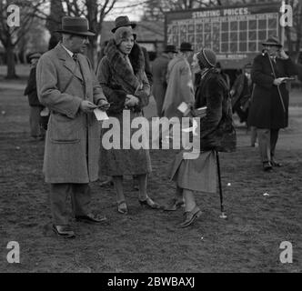 À Lingfield Park racecourse , Surrey , MR A H Weston et amis . 16 janvier 1932 Banque D'Images