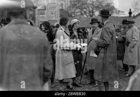 La rencontre de la course United Hunt à l'hippodrome de Lingfield Park . Lord Denman (deuxième de droite) 2 mai 1932 Banque D'Images