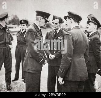 Le maréchal de l'air Hugh Dowding a commandé le commandement de l'armée de combat de la RAF pendant la bataille d'Angleterre et est généralement reconnu pour avoir joué un rôle crucial dans la défense de la Grande-Bretagne, et donc, la défaite du plan d'Adolf Hitler d'envahir la Grande-Bretagne. Il parle ici aux pilotes de chasse avec le capitaine Douglas Bader, un as volant crédité de 22 victoires aériennes, quatre victoires partagées, six probables, un commun probable et 11 ennemis endommagés. Banque D'Images