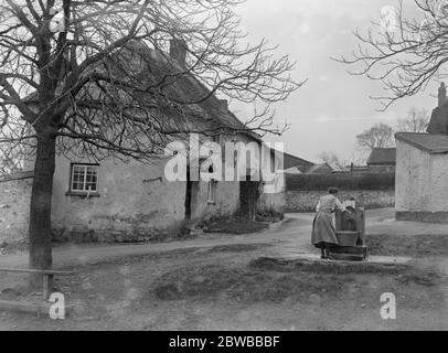 Évêques Tawton dans Barnstaple , Devon . L'eau tirée du robinet de la rue . Banque D'Images