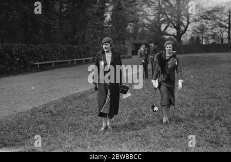 Réunion de United Hunt à l'hippodrome de Lingfield . Mme Aubrey Hastings et Mme Forsyth Forrest . 1er mai 1932 Banque D'Images