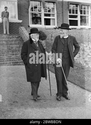 Groupe de la Maison d'Oxford Party à l'hôtel Burlington , Bournemouth . Sir Evan Spicer ( à gauche ) et Canon B H Streeter , Provost of Queen ' s College , Oxford . 1936 Banque D'Images