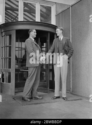 Groupe de la Maison d'Oxford Party à l'hôtel Burlington , Bournemouth . Deux grands visiteurs , à gauche , M. C G Ford ( fils de l'ancien chef de Harrow ) , 7 pi et M. N Bazier Creagh ( Maître au Collège des services impériaux , Windsor ) , 8 pi 10 po 8 janvier 1936 Banque D'Images