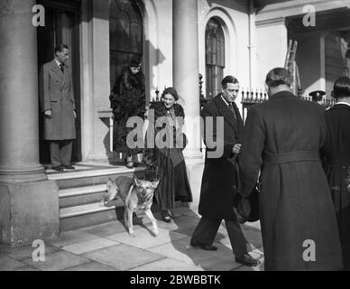 Le duc et la duchesse de Kent , et leur alsacien qui quittent la maison sur la place Belgrave . Banque D'Images