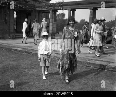 Un rêve de nuit de milieu d'été au château de Hever . Lady Violet Astor et Maître John Astor . 1930 1930 Banque D'Images