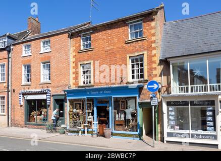 Magasin d'antiquités de la ville de Shipston-on-Stour, Warwickshire, Angleterre, Royaume-Uni Banque D'Images