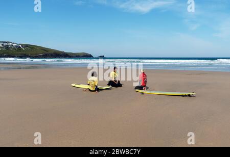 Newquay, Cornwall, le 31 mai 2020. Ouverture des affaires en bord de mer. Les écoles de surf retournent à la plage de Fistral. Crédit : Robert Taylor/Alay Live News Banque D'Images