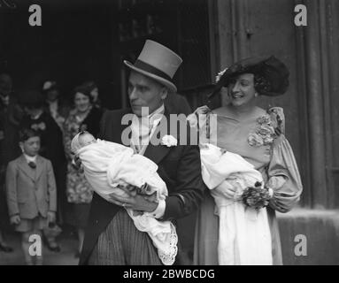 M. Richard et le Dr Irene Kenworthy Gayus avec leur fils et leur fille (gay et Gita), après leur baptême à St Margarets Westminster Banque D'Images