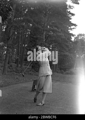 Hommes contre femmes golf au club de Nouvelle-Zélande , Byfleet Miss Molly Gourlay 1931 Banque D'Images