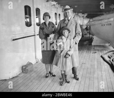 A bord du SS Leviathan à Southampton M. et Mme Flo Ziegfeld ( Miss Billie Burke ) et leur fille le 25 août 1925 Banque D'Images