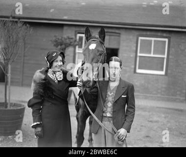 Alfred Smirke , le jockey , et sa Fiancée , Mlle Margery vendredi ( marié le 27 janvier 1934 ) 16 janvier 1934 Banque D'Images