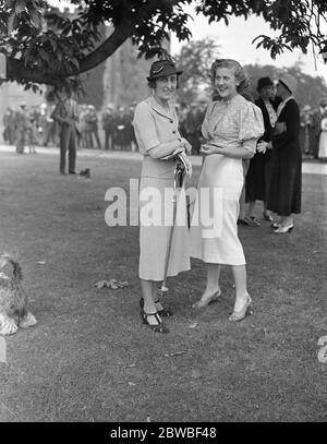 Au tournoi de polo Cowdray Park à Midhurst, dans le Sussex , Lady Cowdray avec sa fille Mlle Daphne Pearson . 1937 Banque D'Images