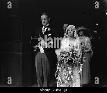 La fille des millionnaires américains Weds Oxford Scholar le mariage de Mlle Alicia Dupont la fille de M. Alfred I Dupont de Wilmington , Delaware et de M. Harold Sandford Glendenning de Norfolk a eu lieu à St Pauls Knightsbridge , Londres, le mercredi 28 juin 1922 Banque D'Images