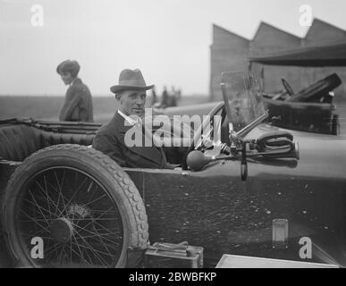 La course aérienne Gordon Bennett à Etampes près de Paris M. Hawker , qui est parmi les visiteurs à assister à la course le 28 septembre 1920 Banque D'Images