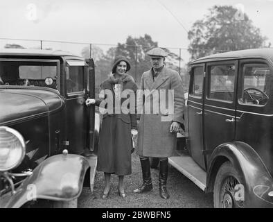 Le polo jouant Earl of Erne avec sa fiancée , Lady Davina Lytton , dont l'engagement a été récemment annoncé , quittant le Ranelagh Club aujourd'hui . Lord Erne a participé à un match de polo , les Blue-vestes contre les Royal Horse Guards pendant le tournoi de polo de printemps . 20 mai 1931 Banque D'Images