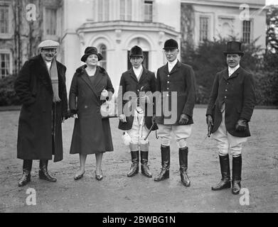 Rencontre du Garth à Warfield Hall , près de Bracknell , de gauche à droite ' Mme Shard , colonel Cavendish , ( Anglesey HSE , Aldershot ) , M. H S Chinnock , Lord Dorchester ( joint Masters ) et Lord Downshire ( droite ) 14 janvier 1928 Banque D'Images