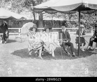 Polo au Hurlingham Club , Londres - finale de la Whitney Cup Argentine contre Quidnuncs de gauche à droite l'honorable Ian Maitland et Mme Avery et le capitaine Maitland 28 mai 1922 Banque D'Images