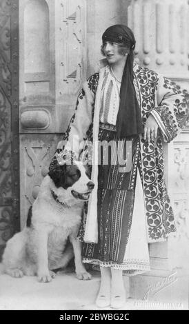 La femme la plus populaire en Roumanie la belle princesse VROwn a été photographiée avec son chien préféré . Elle est vue portant une couche merveilleusement travaillée de la fabrication paysanne 20 décembre 1923 Banque D'Images