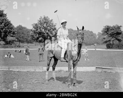 Le Southdown Ladies Polo Club au terrain de l'Artillerie royale à Preston Park , Brighton , Sussex . Mme d'Arcy Defries . 1933 Banque D'Images