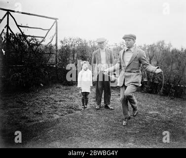 Jimmy Wilde se mettre en forme pour rencontrer Pancho Villa pour le titre du monde Wilde à l'exercice de saut . Son fils et son entraîneur sont également vus 2 mai 1923 Banque D'Images