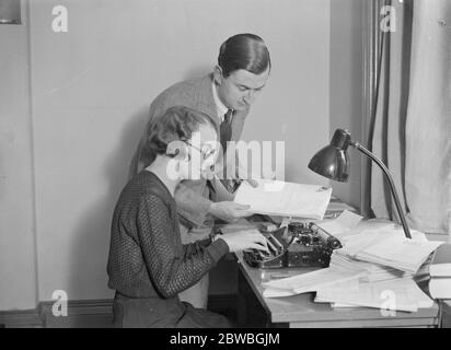 Élection générale . Mme Betty Fraser , candidate travailliste pour Streatham . Elle est ici vue dans son bureau , assistante de son mari , M. R B Fraser , et démarchage . 9 octobre 1931 Banque D'Images