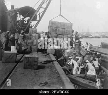 Chargement du thé dans les briquets . Ceylan . 23 mars 1923 Banque D'Images