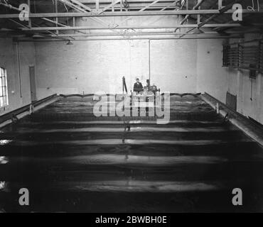 Travaux de recherche au Laboratoire physique national , Teddington , pour diminuer le mouvement de tangage des navires en mer . Machines de production de vagues au travail . Banque D'Images