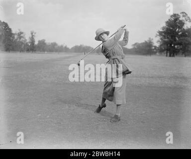 Girls Golf Championship Miss Audrey Croft ( Ashford Manor ) conduite 13 septembre 1921 Banque D'Images