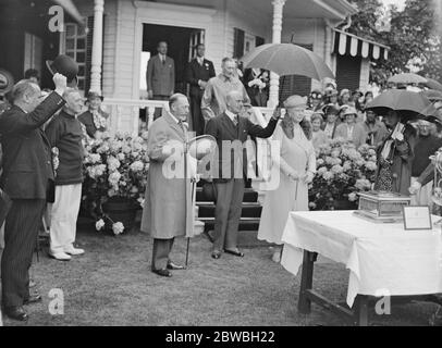 Le roi et la reine à Ranelagh quand ils ont assisté à la finale pour la coupe de la Cororation du roi , Jaipur contre Scotts Grays , et ont présenté des coupes à la première . 15 juillet 1933 Banque D'Images