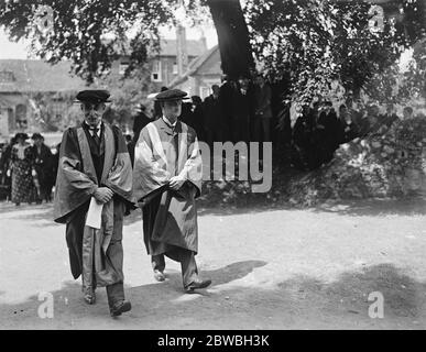 Viscount Gray et Winchester College Memorial Viscount Gray et Lord Selbourne marchant dans la procession aux cloîtres 15 juillet 1922 Banque D'Images