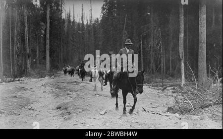 Lord Byng lors d'un voyage de chasse dans les Rocheuses Lord Byng , le gouverneur général du Canada a récemment fait un voyage de chasse réussi au parc Jaspar, en Alberta, dans les Rocheuses . Ici, il peut être vu monté au début du voyage 9 octobre 1922 Banque D'Images