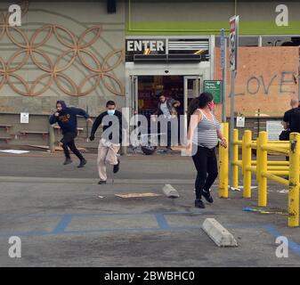 Les pillards fuient alors que les policiers se précipitent pour sécuriser le marché de Whole Foods le quatrième jour de la manifestation dans la région de Fairfax à Los Angeles le samedi 30 mai 2020. Les manifestations pacifiques sont redevenus violentes et indisciplinées, ce qui a poussé Gov. Gavin Newsom déclare l'état d'urgence et déploie jusqu'à 1,000 soldats de la Garde nationale après que des foules se sont déversées dans le quartier de Fairfax, au centre-ville et sur Beverly Boulevard, dont beaucoup ont pris le relais de l'intersection de Third Street et de Fairfax Avenue, ce qui a coupé la circulation. Photo de Jim Ruymen/UPI Banque D'Images