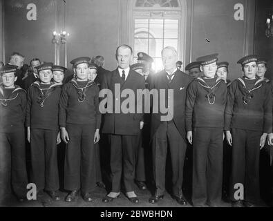 L'appel du prince pour la Société britannique et étrangère de Sailor . L'amiral Sir Lionel Halsey ( président ) a lu un appel du Prince de Galles pour la British and Foreign Martelots Society lors d'un déjeuner à l'hôtel Savoy . L'amiral Sir Lionel Halsey ( à gauche ) et Sir Frederick Green , KBE ( président ) avec des garçons de l'auberge de formation de la mer du Prince de Galles . 11 avril 1924 Banque D'Images