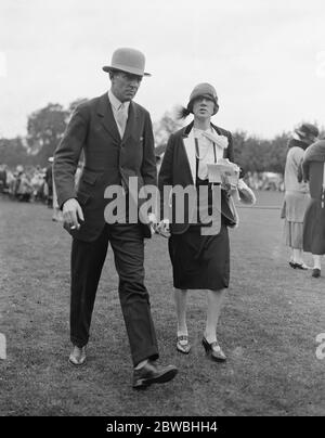 Spectacle de poney de polo Ranelagh . M. Charles Pym et Mme Marshall Roberts . 1926 Banque D'Images