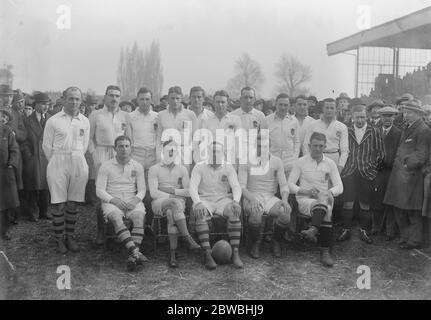 Twickenham, 18 mars 1922 le match des cinq nations entre l'Angleterre et l'Écosse à Twickenham la photo montre l'équipe d'Angleterre . Les noms énumérés sont en ordre , Tom Voyce , Wavell Wakefield , Leo Price , John Middleton , Cyril Lowe , Edward Myers , Alastair Smallwood , James Pitman , Dave Davies ( capitaine ) , Cecil Kershaw , Geoffrey Conway , John Maxwell-Hyslop , Peveril William-Powlett , Robert Duncan et Ron Cove-Smith , 18 mars 1922 Banque D'Images